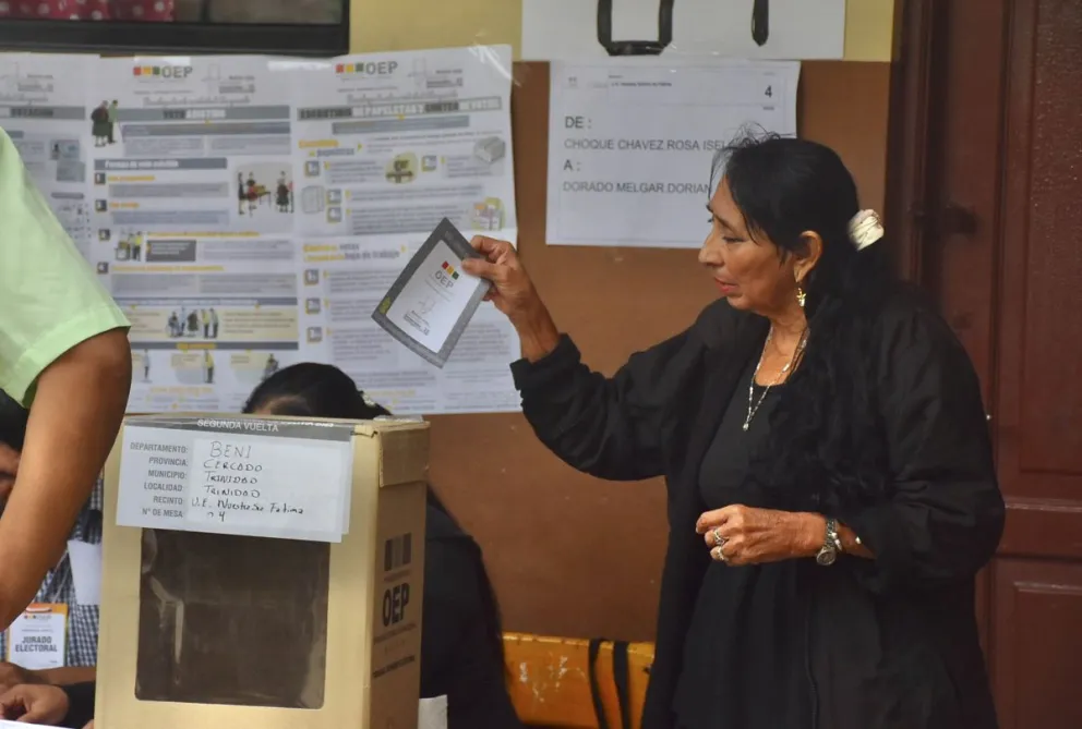 Una electora emite su voto en Beni, el 19 de octubre. Foto: APG 