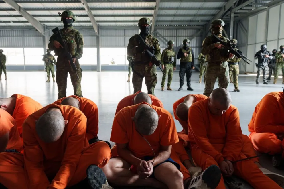 Los primeros reos trasladados a la Cárcel del Encuentro, en la provincia costera de Santa Elena, en Ecuador. Foto: @DanielNoboaOk
