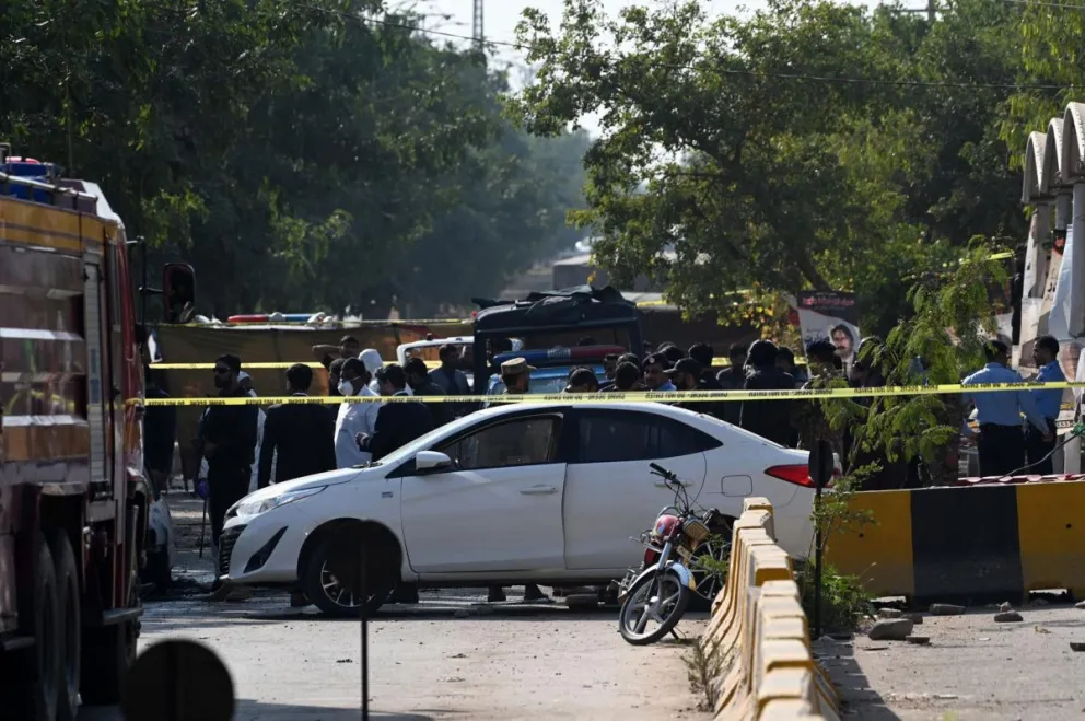Agentes de seguridad paquistaníes inspeccionan la zona en que se produjo un atentado suicida frente al complejo judicial en Islamabad. / Foto: EFE. 