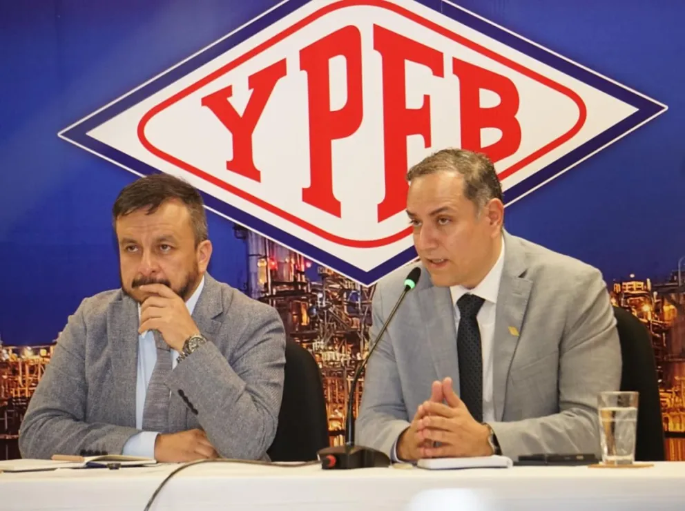  El ministro de Hidrocarburos, Mauricio Medinaceli, con el nuevo presidente de YPFB, Yussef Akly. Foto: APG