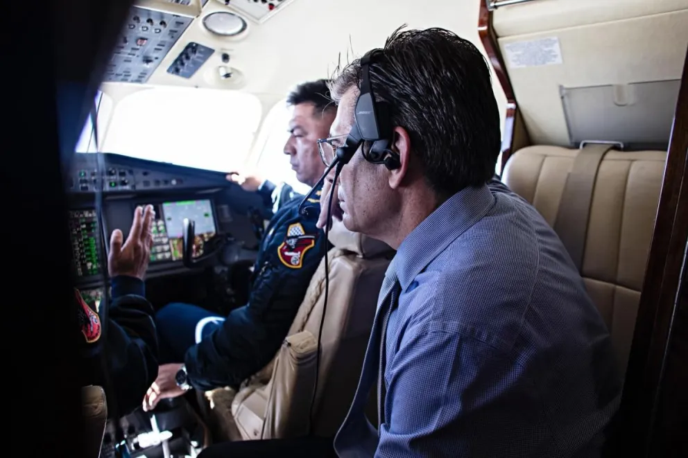 Rodrigo Paz ayer en el avión presidencial en una imagen que compartió en sus redes.