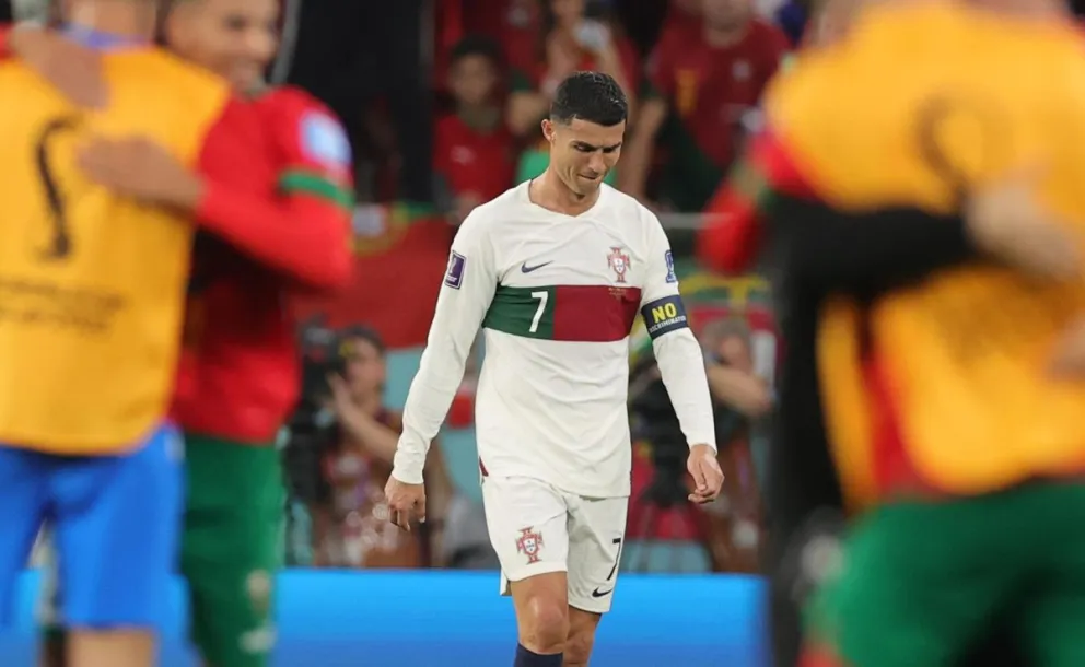 Cristiano Ronaldo se retira del campo tras ser eliminado por Marruecos en los cuartos de final del Mundial de Qatar 2022. Foto: EFE