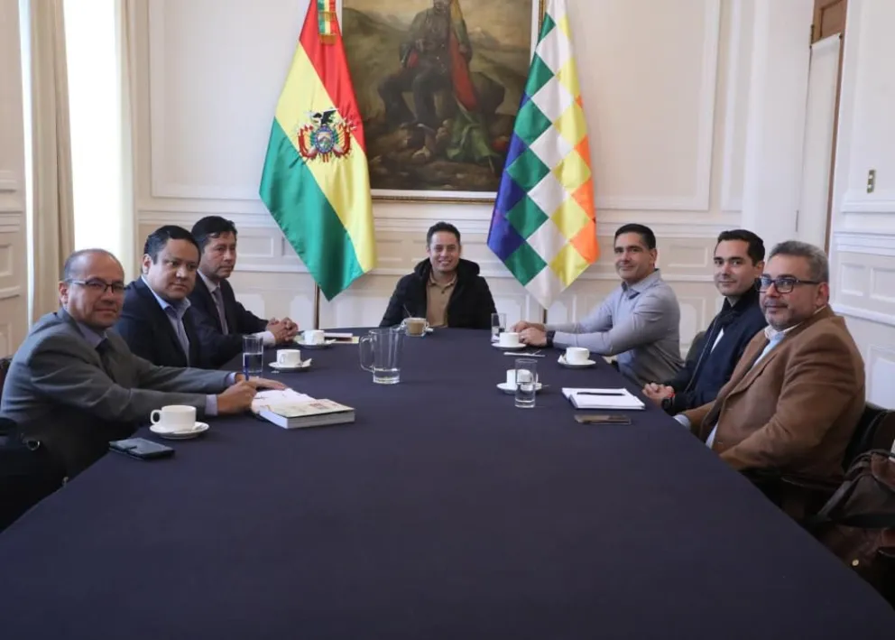 El vicepresidente Edmand Lara, junto con ministros de Estado, participó en la reunión para impulsar la agenda legislativa nacional. Foto: ABI