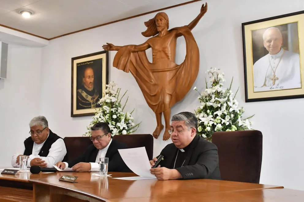 De izquierda a derecha: el arzobispo de la paz, Percy Galván; el presidente de la Conferencia Episcopal Boliviana (CEB), Aurelio Pesoa, y el monseñor Giovani Arana participan en una rueda de prensa de la CEB este martes, en Cochabamba (Bolivia). Foto: EFE