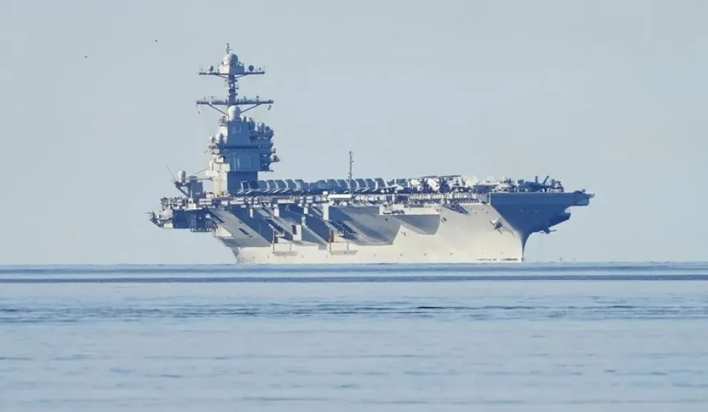 El portaaviones USS Gerald Ford, el más grande de EEUU, que llegó a aguas del Caribe. Foto: EFE