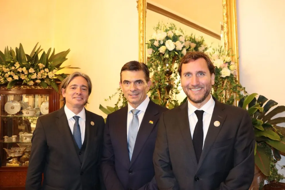 Representantes de CAF junto al presidente Rodrigo Paz Pereira