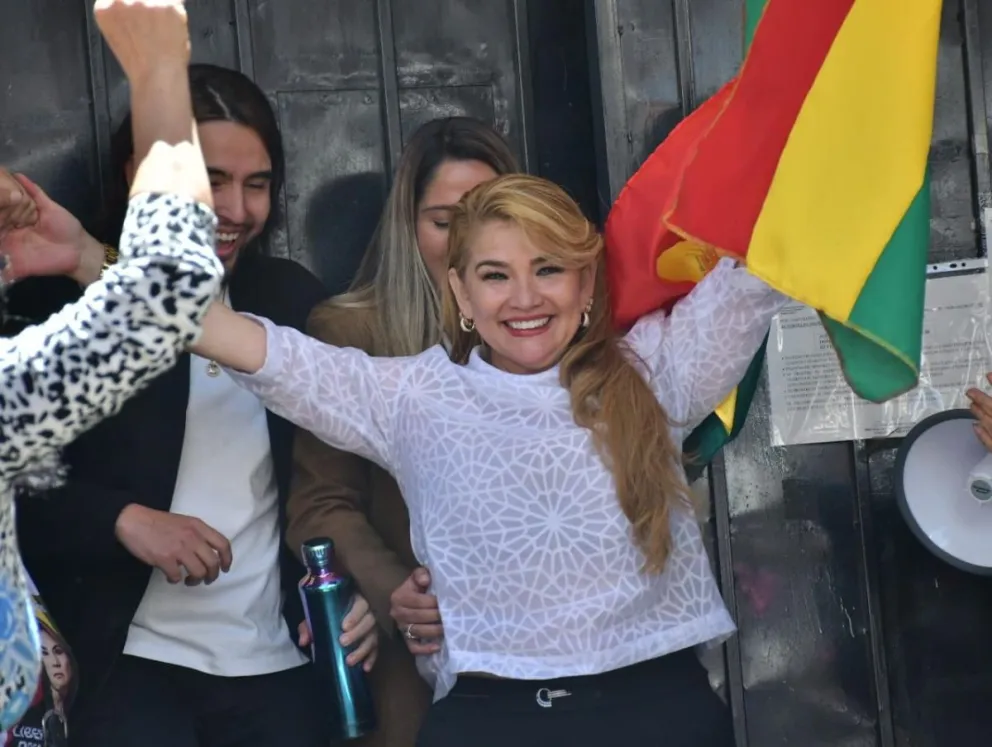 La expresidenta Jeanine Añez a su salida del penal de Miraflores, en La Paz. Foto: APG.