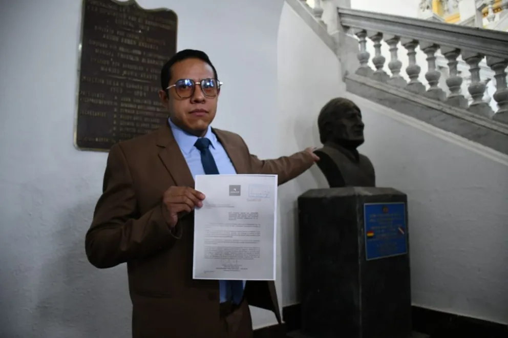 El diputado Diego Brañez y el busto de Evo Morales. Foto: APG 
