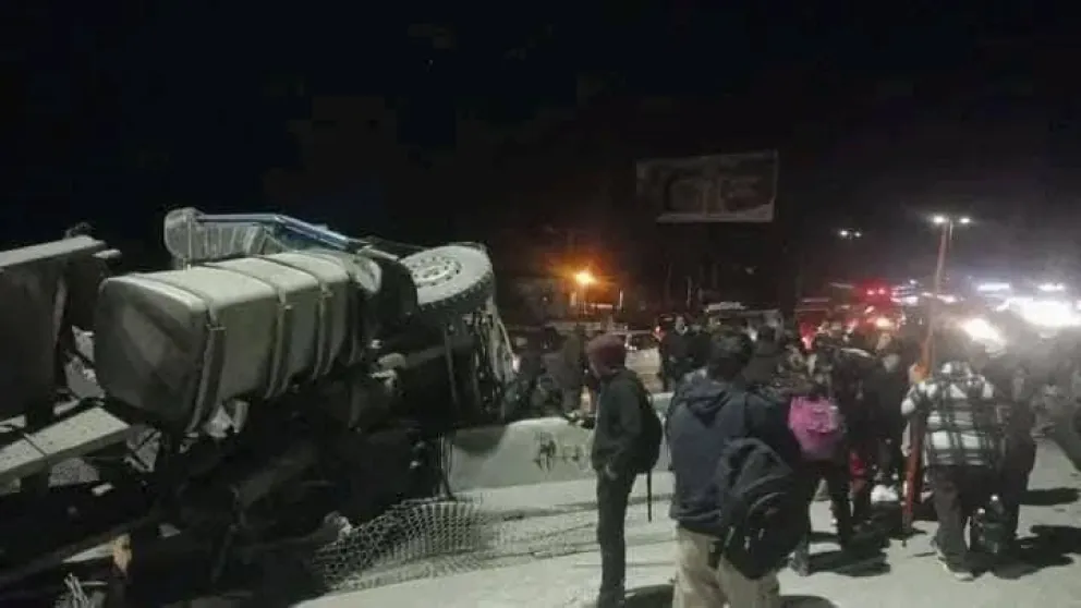 El camión volcado que embistió al minibús la noche del martes. Foto: ABI