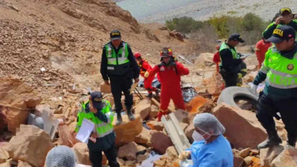 Lugar donde cayó un autobús a un abismo en el sur de Perú. Foto: El Comercio de Perú
