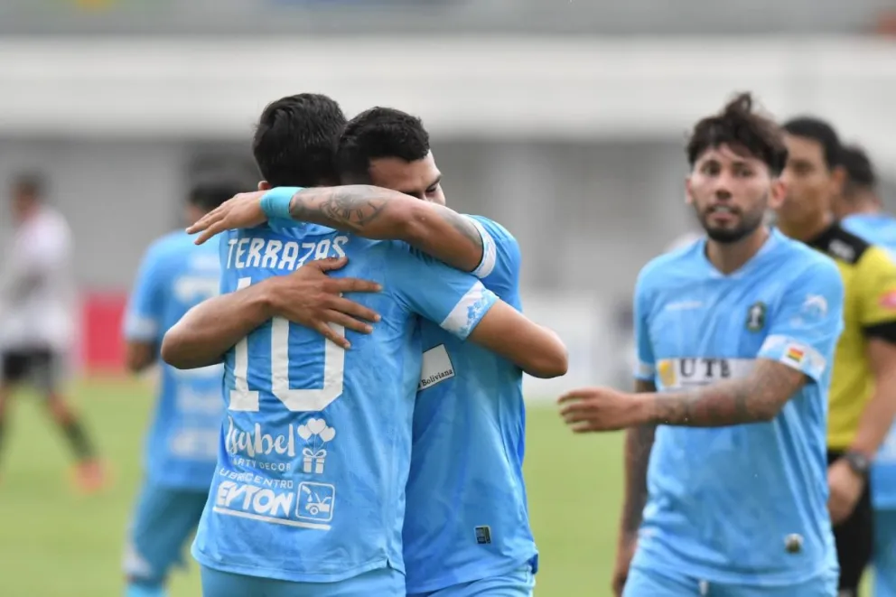 Terrazas (10), de San Antonio, celebra su gol con sus compañeros. Foto: Agencia Marka Registrada.