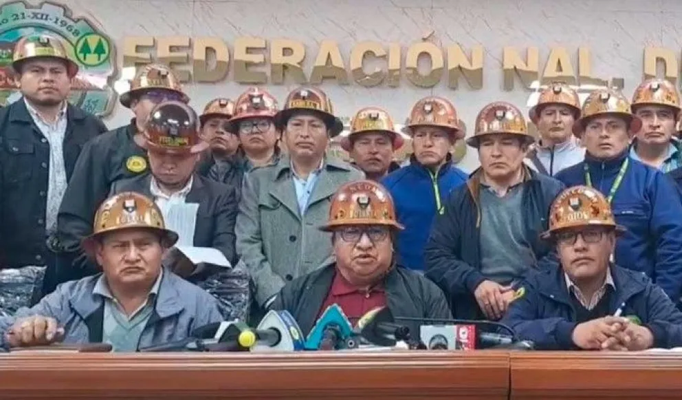 Los máximos dirigentes de los cooperativas mineros en conferencia de prensa. Foto: Erbol