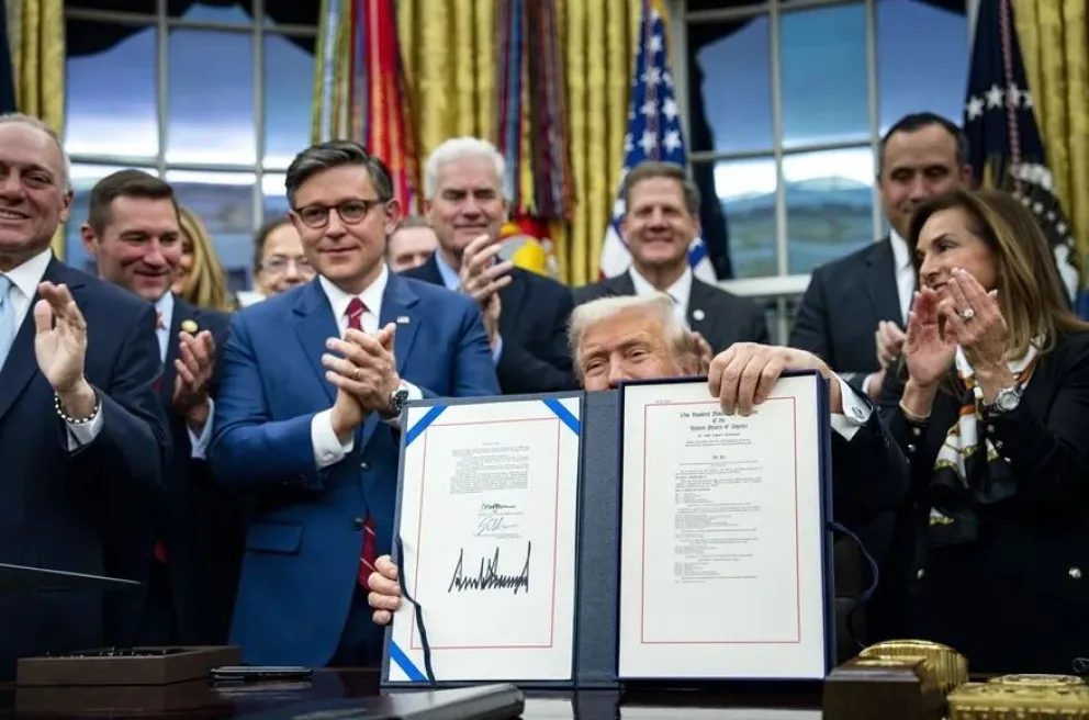 Trump, con la ley que pone fin al cierre de Gobierno este miércoles, en Washington. Foto: EFE