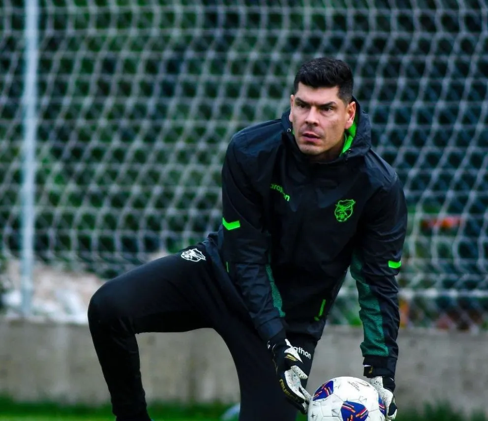 Carlos Lampe, el golero de Bolívar viaja con la esperanza de ser tomado en cuenta para el juego con Japón. Foto: FBF