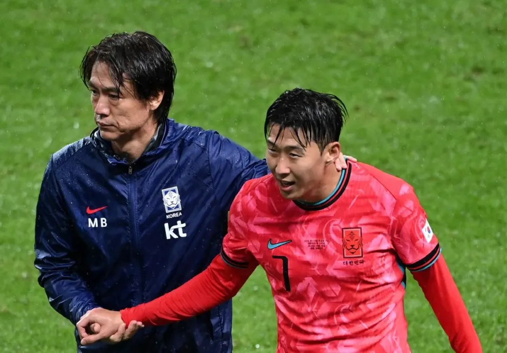Son Heung-min recibe palabras de ánimo del entrenador Hong Myung-bo en un amistoso. Foto: FCS