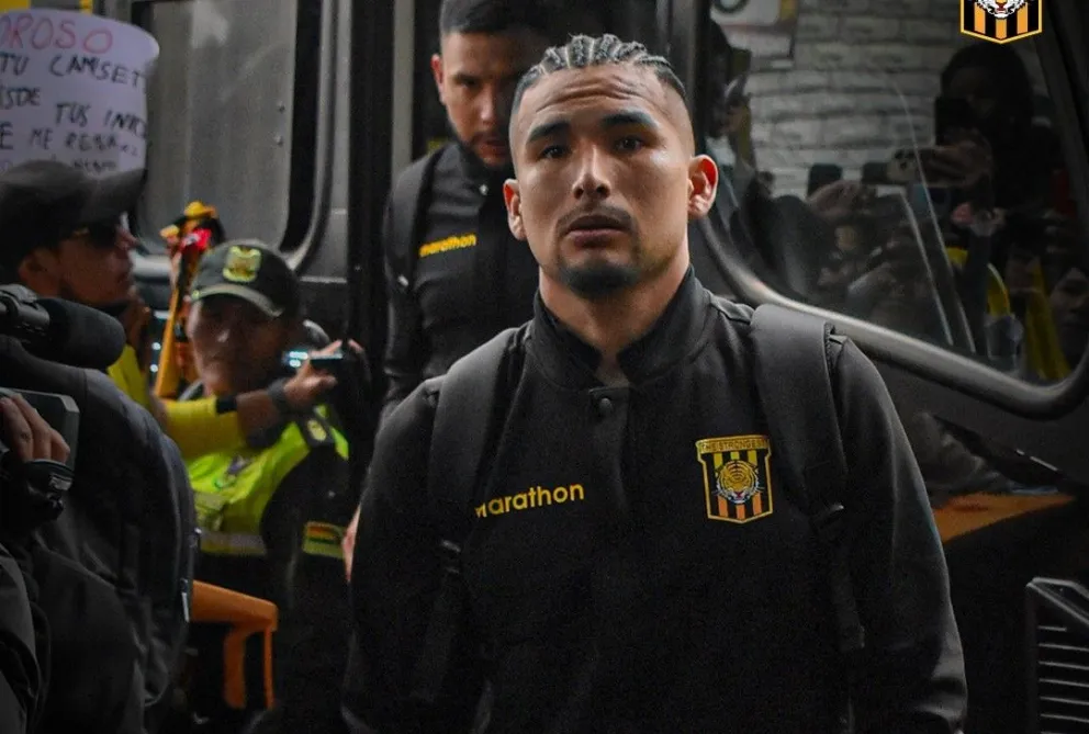 Álvaro Quiroga llega con sus compañeros al estadio Hernando Siles. Fotpo: club The Strongest
