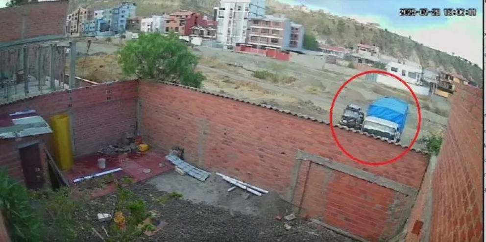 Cámaras de seguridad grabaron el momento en el que el conductor sustrajo el combustible y lo transfirió a bidones junto a un particular. Foto: AMUN.