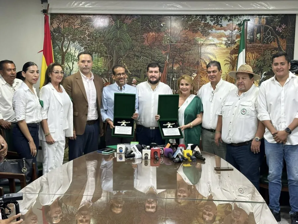 La entrega de reconocimientos a Luis Fernando Camacho y a Jeanine Añez. Foto: Comité pro Santa Cruz. 