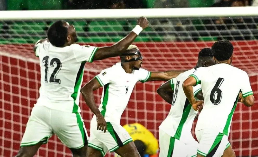 El festejo de los nigerianos en el partido que le ganaron a Gabón. Foto:DS