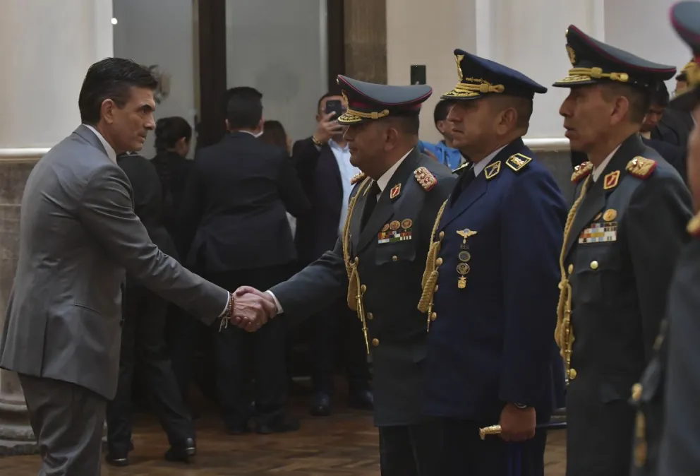 El Presidente saluda al Alto Mando. FOTO: APG