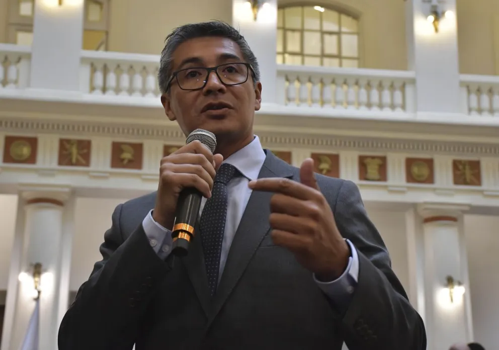 El Ministro de Economía tras posecionar al presidente del BCB. FOTO: APG