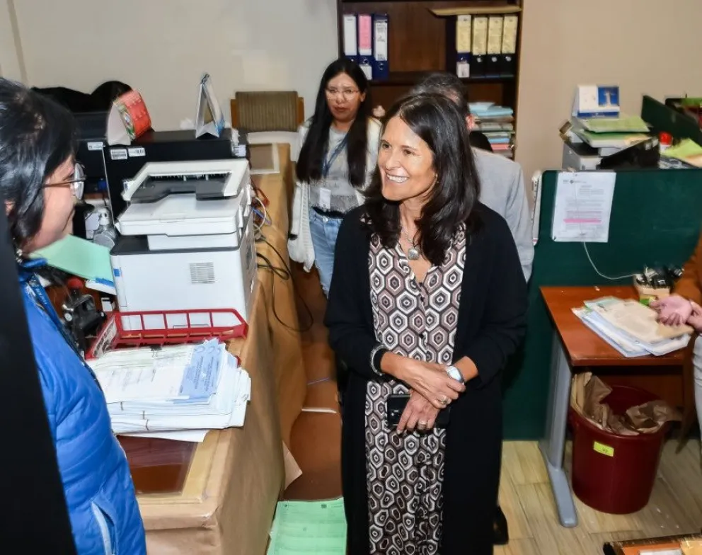 La Ministra de Educación, Beatriz García, realizó un recorrido por las oficinas del Ministerio de Educación junto a su equipo de trabajo. Foto: Ministerio de Educación