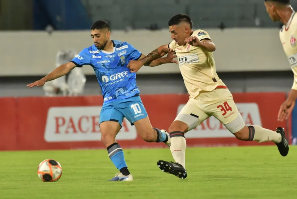 Vadalá (izq.), de Blooming, domina la pelota ante la marca de Jara. Foto: Agencia Marka Registrada.