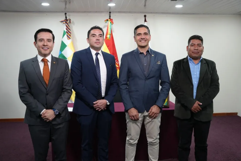 El ministro interino de Desarrollo Productivo y Economía Plural posesiona a los nuevos viceministros. Foto: Ministerio de Desarrollo Productivo y Economía Plural 