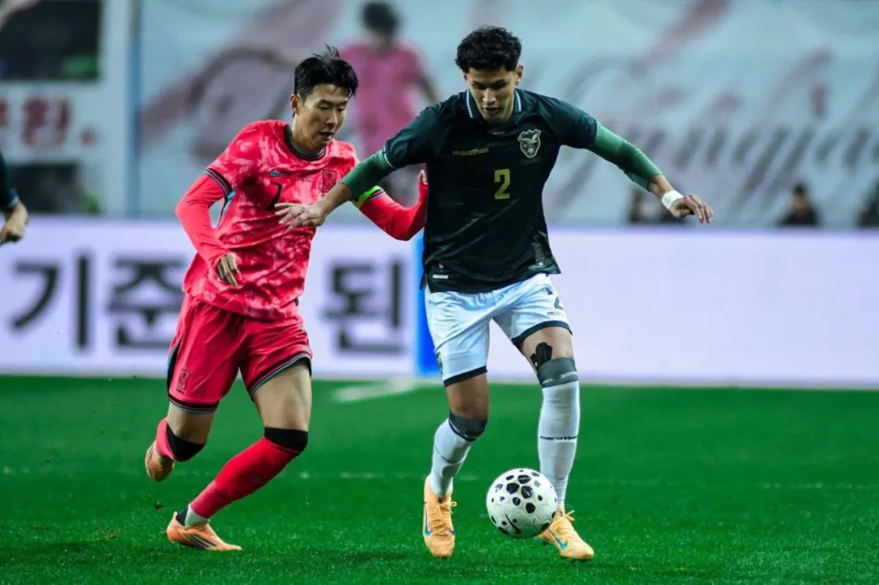 Arroyo (der.), domina la pelota ante la marca de Son Heung-Min. Foto: FBF.