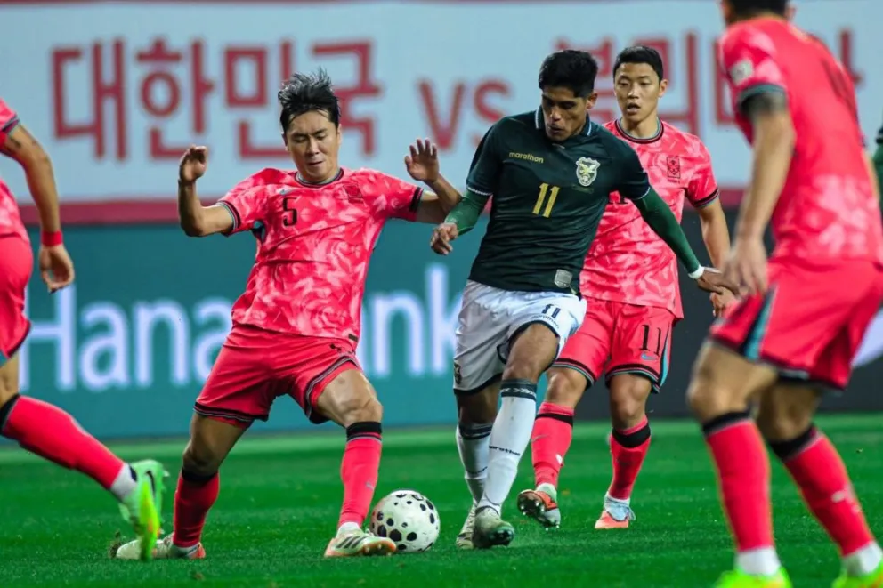 Nava domina la pelota ante la presión de un rival. Foto: FBF.