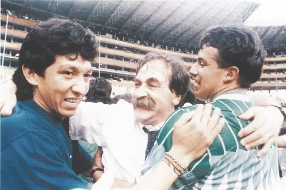 Azkargorta (al medio) celebra el pase al Mundial de 1994. Foto: FBF.