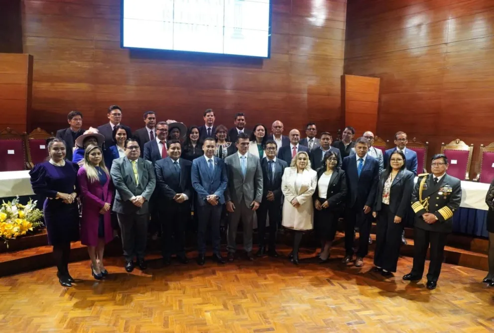 El presidente Rodrigo Paz junto a los participantes de la cumbre judicial desarrollada en Sucre. Foto. ABI