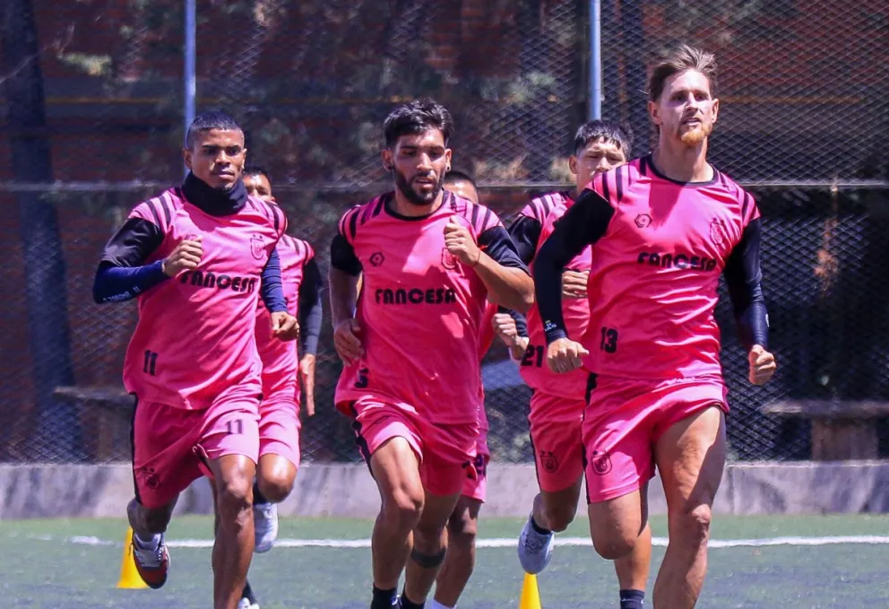 Los jugadores de la U que visitan al mediodía a San Juan en la localidad de Warnes. Foto: CU