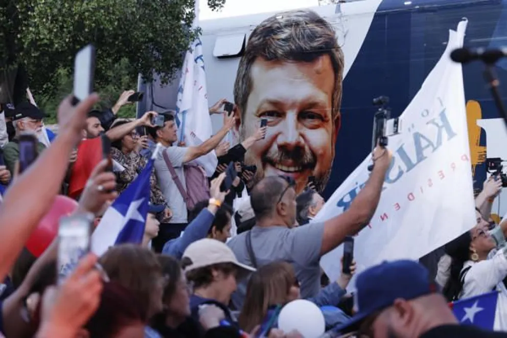Fotografía del 4 de noviembre 2025 de personas participando en un acto de cierre de campaña del candidato del Partido Nacional Libertario, Johannes Kaiser, en Santiago (Chile). EFE/ Elvis González
