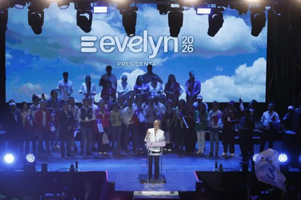 La candidata a la Presidencia de Chile por el partido Chile Grande y Unido, Evelyn Matthei, habla durante un acto de cierre de campaña el pasado jueves en Santiago (Chile). EFE/ Elvis González