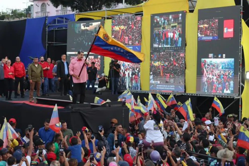 El presidente de Venezuela, Nicolás Maduro, ondea una bandera de Venezuela durante un evento este sábado, en Caracas (Venezuela). EFE/ Miguel Gutierrez