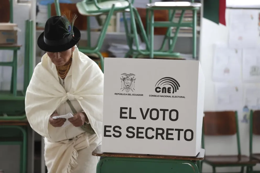 Una indígena de la comunidad Cangagua vota para el referéndum este domingo, en Cangagua (Ecuador). Foto: EFE