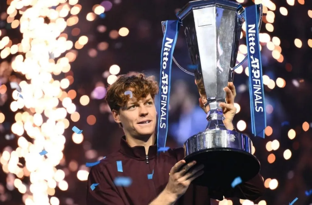 El italiano Sinner levanta el trofeo después de ganarle en la final al español Alcaraz. Crédito: @janniksin