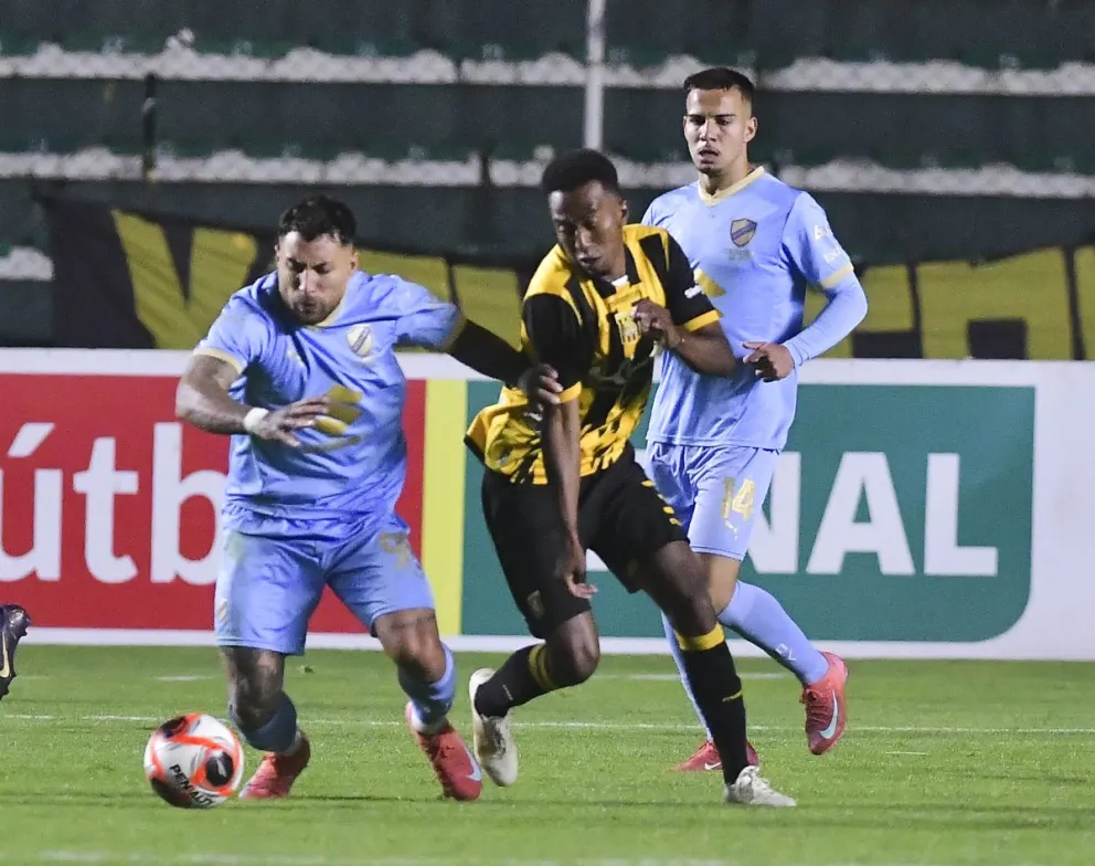 Batallini y Arrascaita disputan el balón en el último partido clásico. Foto: APG