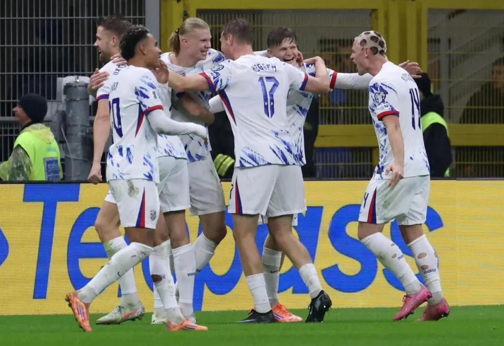 Jugadores de la selección de Noruega festejan uno de sus goles ante Italia. Foto: EFE