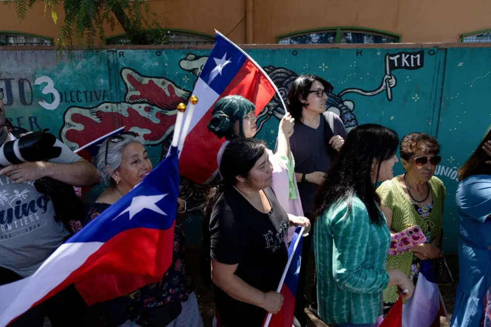 Un grupo de personas esperan a la candidata a la Presidencia de Chile por el partido Unidad por Chile, Jeannette Jara, en el Liceo Poeta García Lorca, en la comuna de Conchalí, este domingo, en Santiago (Chile). Foto: EFE