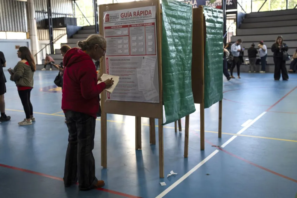 Una mujer en un recinto electoral el domingo en Santiago. Foto: EFE