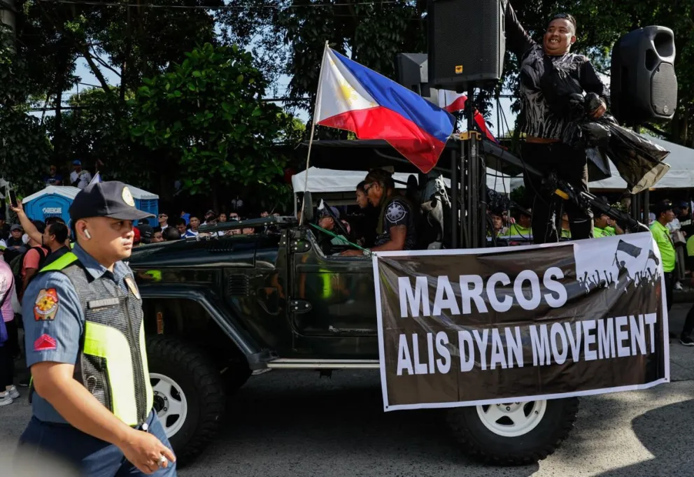 Manifestantes en un vehículo reclamando la dimisión del presidente filipino, Fedinand Marcos Jr. Foto: EFE