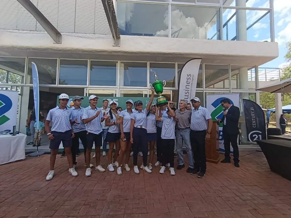 Las Palmas Country Club con su trofeo de campeón. Foto: Federación Boliviana de Golf.