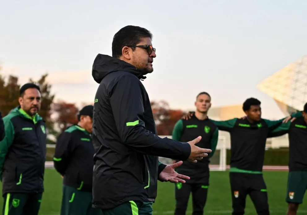 Villegas habla con los jugadores en una práctica en Japón. Foto: FBF.