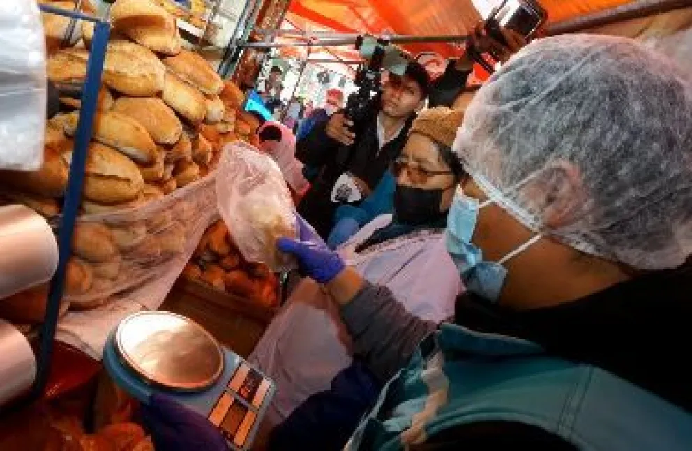 Una vendedora de pan en un mercado de La Paz en una imagen de archivo.