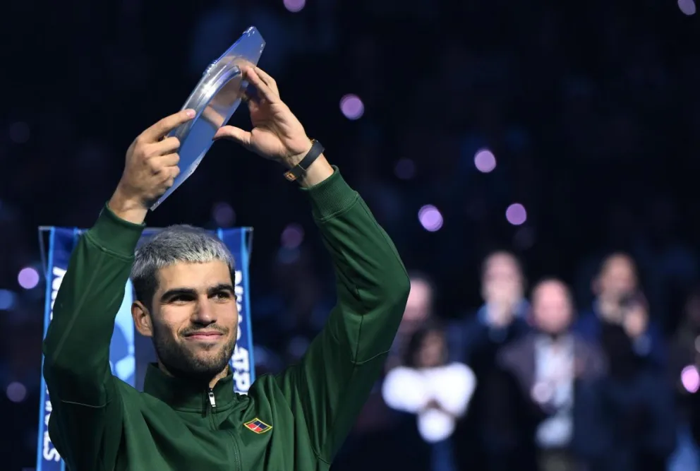 Alcaraz con su trofeo de subcampeón tras perder en las Finales ATP. Foto: EFE.