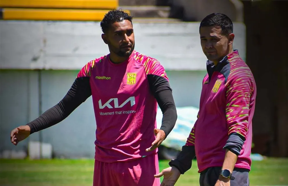 Adrián Jusino (izq.) conversa en un entrenamiento con Edivaldo Rojas, el asistente técnico. Foto: Club The Strongest