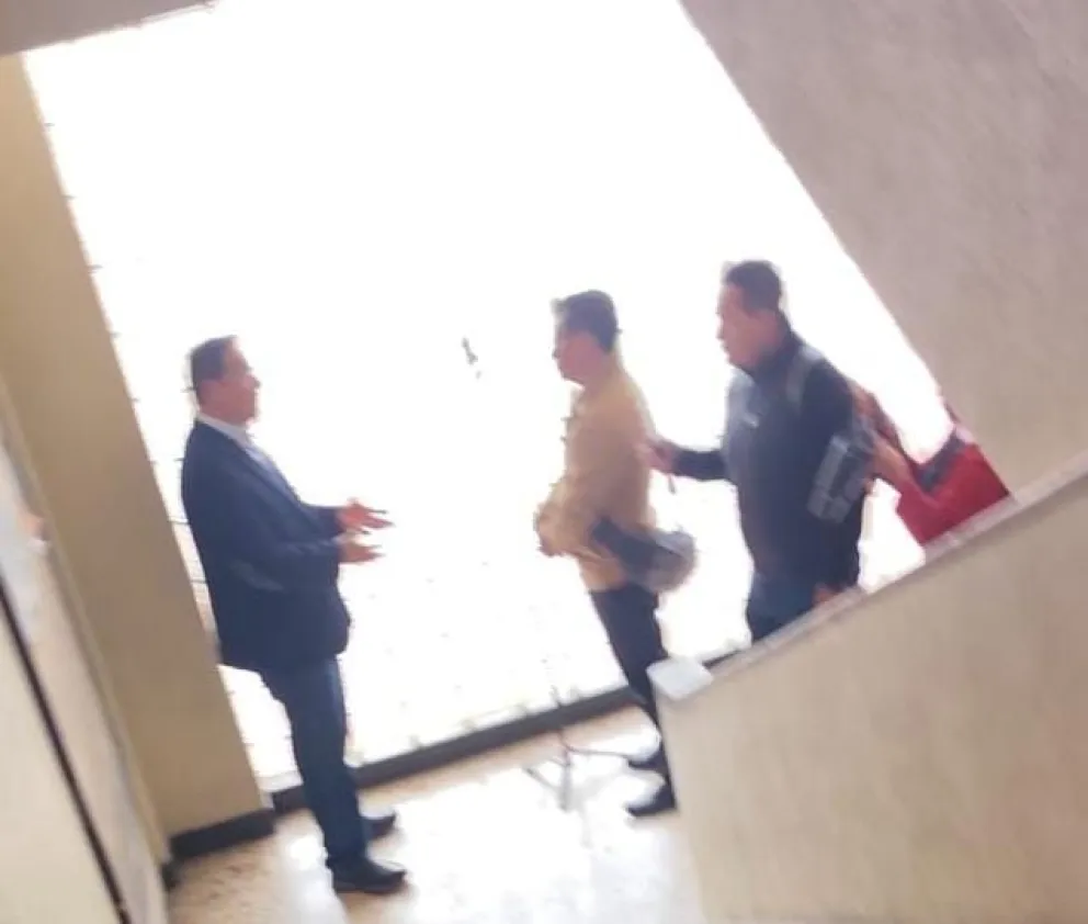 Una imagen difusa de Arce, este lunes con dos alumnos en la UMSA. Foto: RRSS de Andrés Gómez