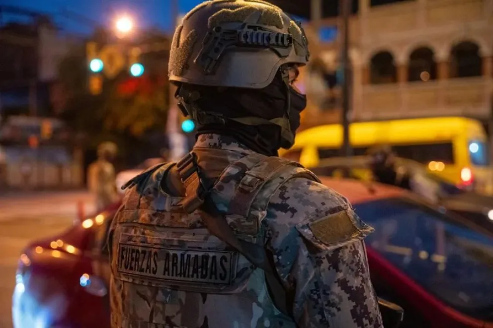 Fotografía de archivo de un integrante de las Fuerzas Armadas de Ecuador en medio de un operativo. Foto: EFE